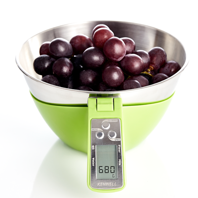 Nuestra Gramera EK 6550 tiene 5 modos de medición, bowl en acero inoxidable removible de 1.5 lts, mide el volumen de la leche, agua, aceite y harina