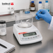 La balanza de precisión AXIS ATA 520 g es un equipo diseñado para realizar pesajes exactos, estables y confiables en procesos donde se requiere alta precisión. También conocida como balanza de alta precisión, báscula de precisión, balanza para laboratorio o balanza gramera de precisión, es ideal para laboratorios, farmacias, joyerías, universidades, centros de investigación, control de calidad e industrias.

Este modelo cuenta con calibración externa e interna, función de conteo de piezas.