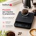 Balanza gramera digital para café con temporizador, ideal para preparar espresso, café filtrado, métodos manuales, repostería fina y pesajes de alta precisión.

Su división de 0.1 g permite controlar con mayor exactitud la cantidad de café, agua o ingredientes, mientras que su temporizador integrado ayuda a medir tiempos de extracción y preparación.

Ideal para: cafeterías, baristas, café de especialidad, métodos filtrados, espresso, repostería, cocina gourmet y uso en laboratorio.
