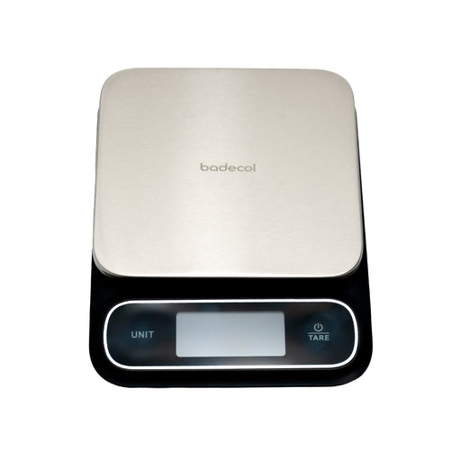 La balanza digital EK 2407H, es una herramienta versátil y precisa, ideal para cocinas profesionales, repostería, cafeterías y laboratorios.

Fabricada con una resistente plataforma de acero inoxidable con acabado antihuellas, esta báscula incluye función de medición de líquidos (agua y leche), su diseño cuenta con certificación IPX6 a prueba de agua, lo que la hace perfecta para ambientes exigentes.