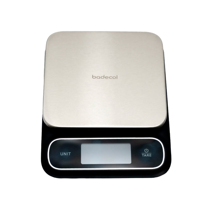 La balanza digital EK 2407H, es una herramienta versátil y precisa, ideal para cocinas profesionales, repostería, cafeterías y laboratorios.

Fabricada con una resistente plataforma de acero inoxidable con acabado antihuellas, esta báscula incluye función de medición de líquidos (agua y leche), su diseño cuenta con certificación IPX6 a prueba de agua, lo que la hace perfecta para ambientes exigentes.