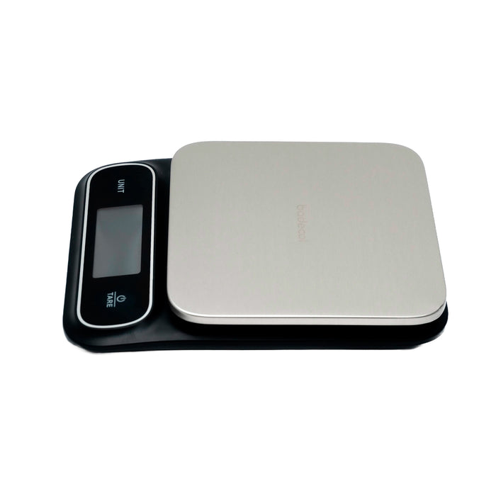 La balanza digital EK 2407H, es una herramienta versátil y precisa, ideal para cocinas profesionales, repostería, cafeterías y laboratorios.


Fabricada con una resistente plataforma de acero inoxidable con acabado antihuellas, esta báscula incluye función de medición de líquidos (agua y leche), su diseño cuenta con certificación IPX6 a prueba de agua, lo que la hace perfecta para ambientes exigentes.