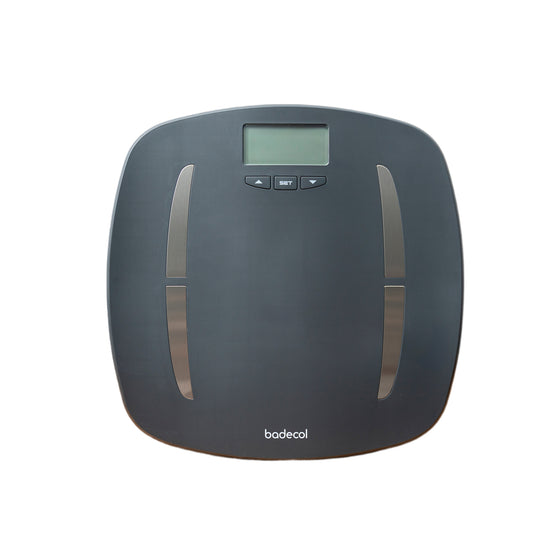 Báscula digital pesa persona Badecol con medición corporal, ideal para controlar el peso y hacer seguimiento de indicadores como porcentaje de grasa, masa muscular, agua corporal, masa ósea y calorías.

Su diseño electrónico permite realizar mediciones prácticas en casa, gimnasios, consultorios de nutrición, centros de bienestar y espacios de control personal.