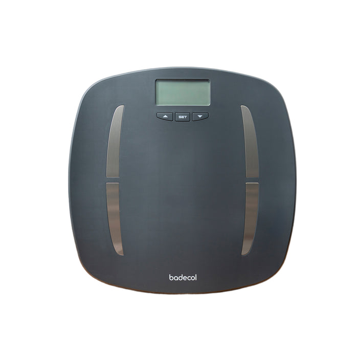 Báscula digital pesa persona Badecol con medición corporal, ideal para controlar el peso y hacer seguimiento de indicadores como porcentaje de grasa, masa muscular, agua corporal, masa ósea y calorías.

Su diseño electrónico permite realizar mediciones prácticas en casa, gimnasios, consultorios de nutrición, centros de bienestar y espacios de control personal.