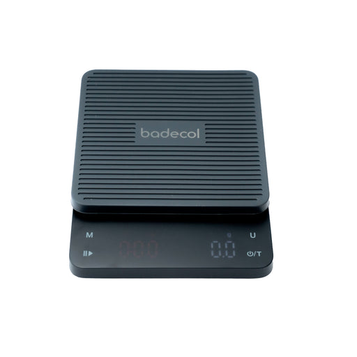 Balanza gramera digital para café con temporizador, ideal para preparar espresso, café filtrado, métodos manuales, repostería fina y pesajes de alta precisión.

Su división de 0.1 g permite controlar con mayor exactitud la cantidad de café, agua o ingredientes, mientras que su temporizador integrado ayuda a medir tiempos de extracción y preparación.

Ideal para: cafeterías, baristas, café de especialidad, métodos filtrados, espresso, repostería, cocina gourmet y uso en laboratorio.