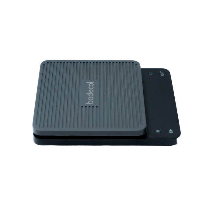 Balanza gramera digital para café con temporizador, ideal para preparar espresso, café filtrado, métodos manuales, repostería fina y pesajes de alta precisión.

Su división de 0.1 g permite controlar con mayor exactitud la cantidad de café, agua o ingredientes, mientras que su temporizador integrado ayuda a medir tiempos de extracción y preparación.

Ideal para: cafeterías, baristas, café de especialidad, métodos filtrados, espresso, repostería, cocina gourmet y uso en laboratorio.