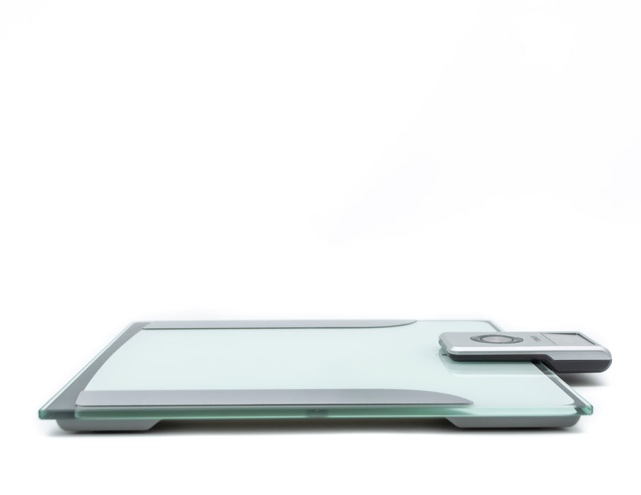 La báscula digital EF 935, permite evaluar el estado de nutrición en un único paso, de fácil limpieza, esta construida en vidrio templado de alta resistencia, y es ideal para pesar y medir el porcentaje de grasa y de agua corporal.