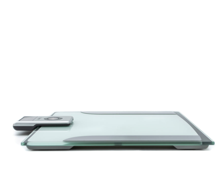 La báscula digital EF 935, permite evaluar el estado de nutrición en un único paso, de fácil limpieza, esta construida en vidrio templado de alta resistencia, y es ideal para pesar y medir el porcentaje de grasa y de agua corporal.