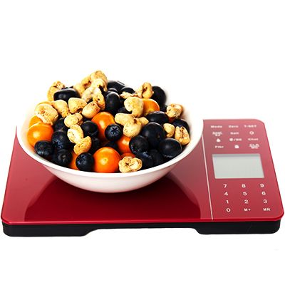 La gramera EN-105 Mide 7 valores nutricionales diferentes de 999 tipos diferentes de comida (calorías, grasa, proteínas, colesterol, fibra, sodio y carbohidratos).